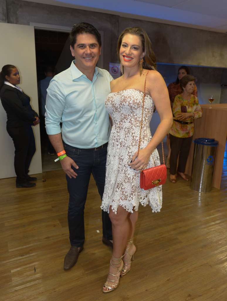<p>C&eacute;sar Filho e a mulher, Elaine Mickely, deram os parab&eacute;ns ao Rei</p><p>&nbsp;</p><p>&nbsp;</p>