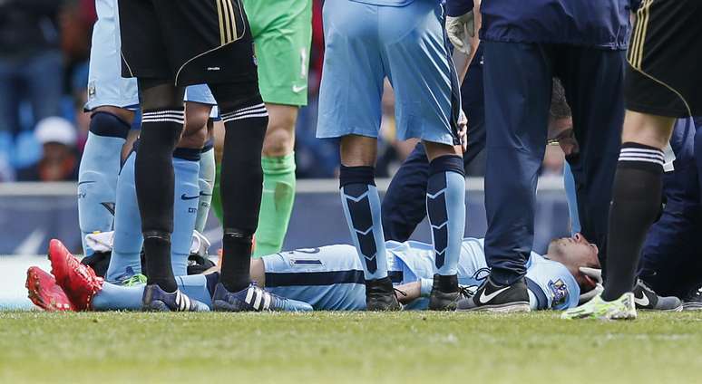 David Silva ficou imóvel no chão após ser atingido por cotovelada