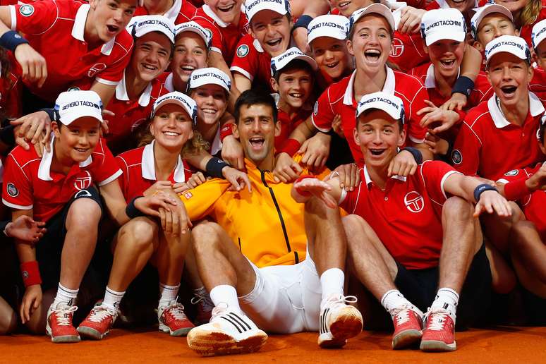 Djokovic posa com ball boys após título