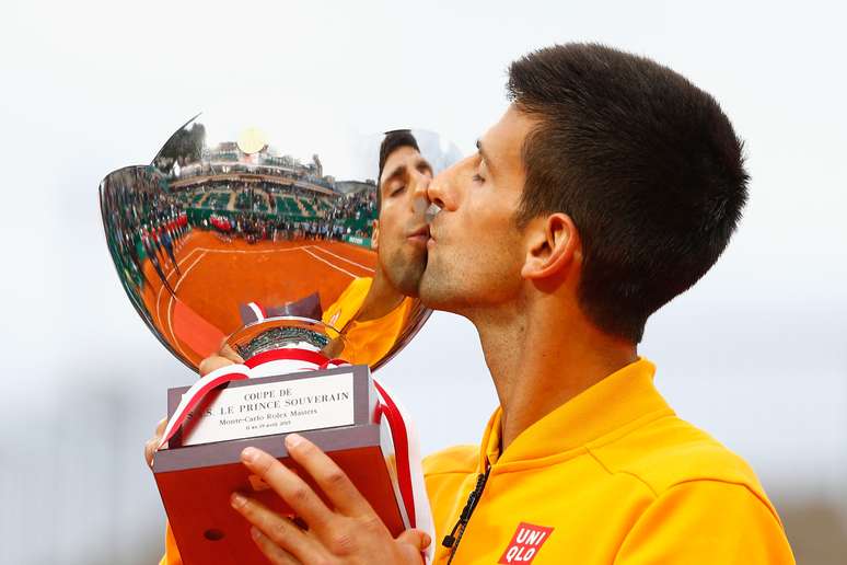 Djokovic beija com gosto troféu em Monte Carlo