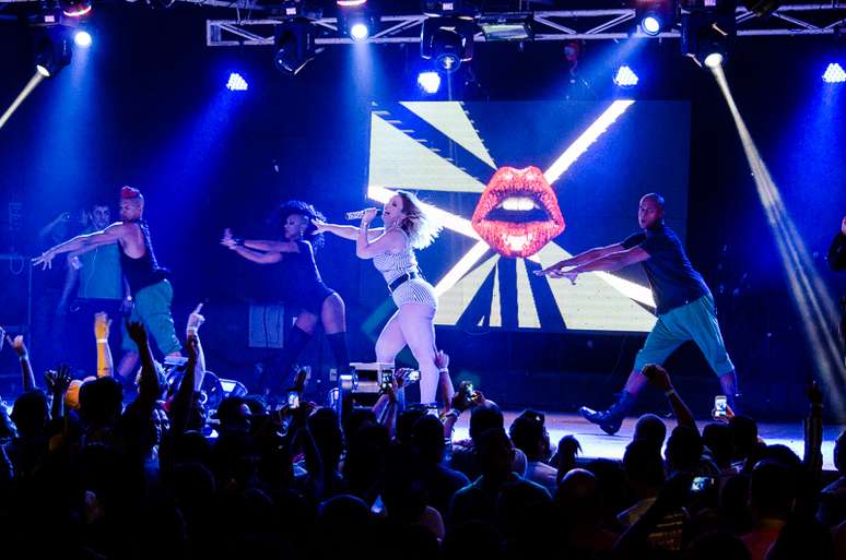 Valesca Popozuda se apresentou na noite desse s&aacute;bado (18) em Fortaleza, no Cear&aacute;, e fez uma coreografia ousada durante o show. A cantora ganhou um beijo de um de seus dan&ccedil;arinos no bumbum. 