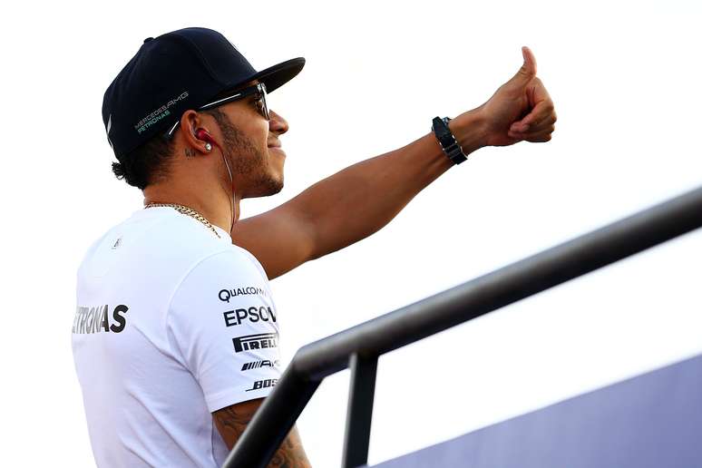 Lewis Hamilton assinou contrato de mais três anos com a Mercedes