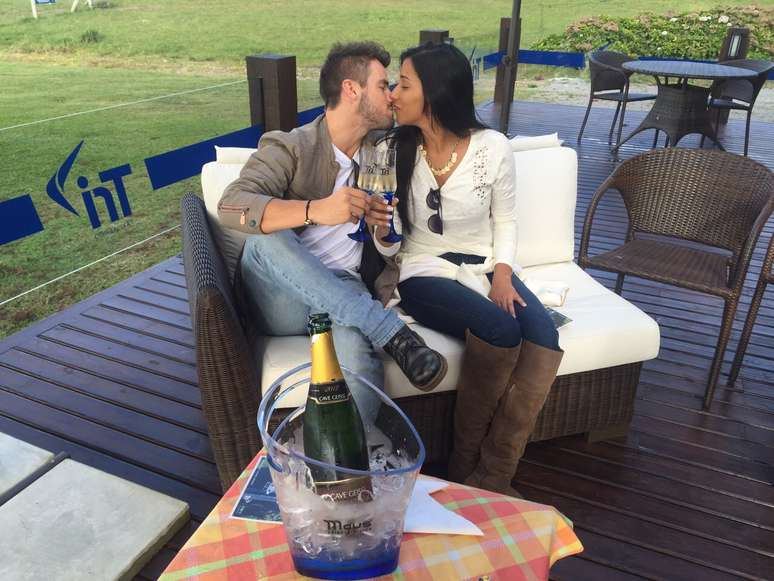 <p>Ex-BBBs Rafael e Talita comemoram um mês de namoro com champanhe </p>