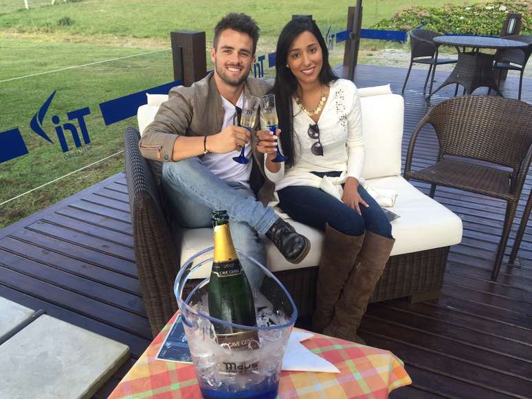 <p>Ex-BBBs Rafael e Talita comemoram um mês de namoro com champanhe </p>