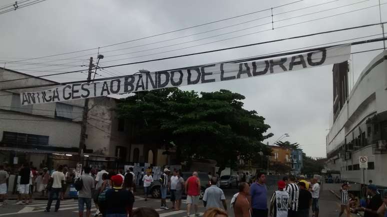 Faixas na Vila não pouparam críticas a última diretoria santista