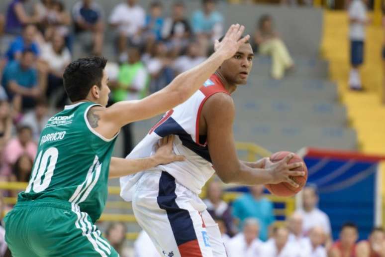 Destaque do jogo, Lucas Mariano se livra da marcação palmeirense 