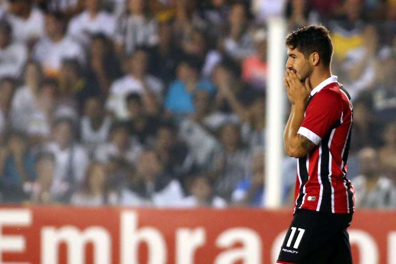 Alexandre Pato não conseguiu se destacar na Vila Belmiro