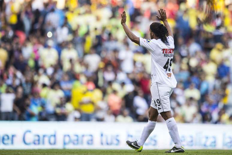 Ronaldinho foi ovacionado pela torcida rival