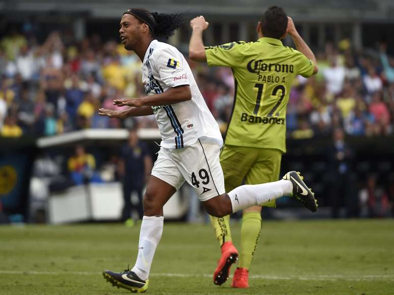 Ronaldinho marcou duas vezes na vitória do Querétaro