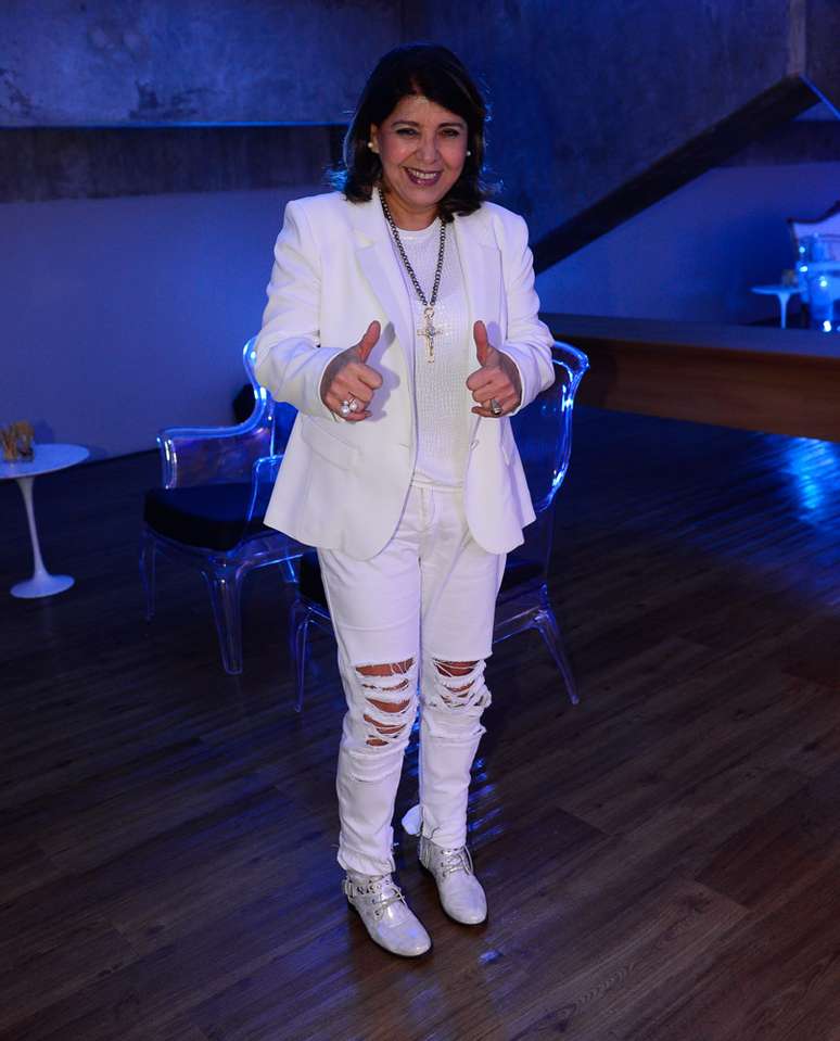 <p>Roberta Miranda optou por um blazer e calça jeans rasgada para conferir a festa do Rei</p>