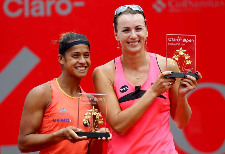 Teliana Pereira (à esq.) foi campeã do WTA de Bogotá e saltou 49 posições no ranking