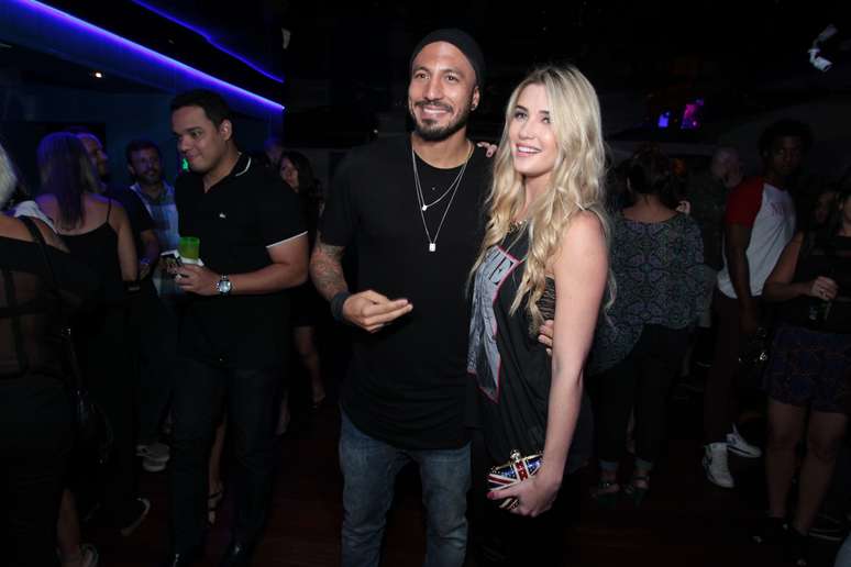 Depois de um relacionamento no Big Brother Brasil 15, Aline Gotschalg e Fernando Medeiros parecem ter se resolvido ap&oacute;s o brother ter ficado com Amanda Djehdian e criado um "clim&atilde;o" entre eles. Na noite desse domingo (19), a mineira esteve na festa de anivers&aacute;rio do ex.