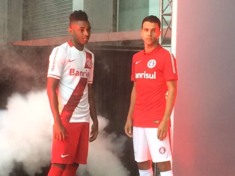 Vitinho e Nilmar apresentam nova camisa do Inter para temporada 2015