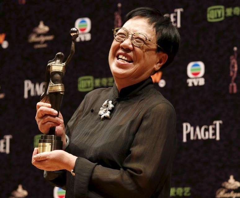 Diretora de Hong Kong Ann Hui posa com prêmio recebido no Festival de Cinema de Hong Kong. 19/04/2015