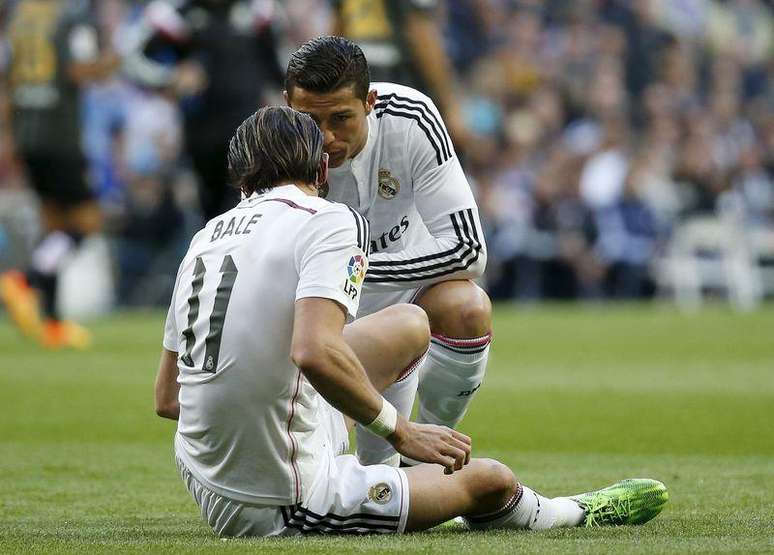 Cristiano Ronaldo conversa com Gareth Bale em partida do Real Madrid contra o Málaga. 18/04/2015