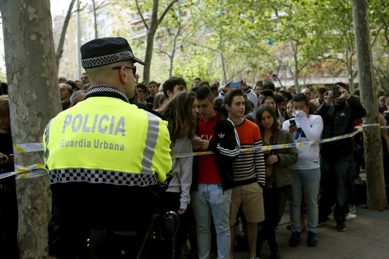 Familiares aguardam informações sobre feridos em ataque em escola na Espanha