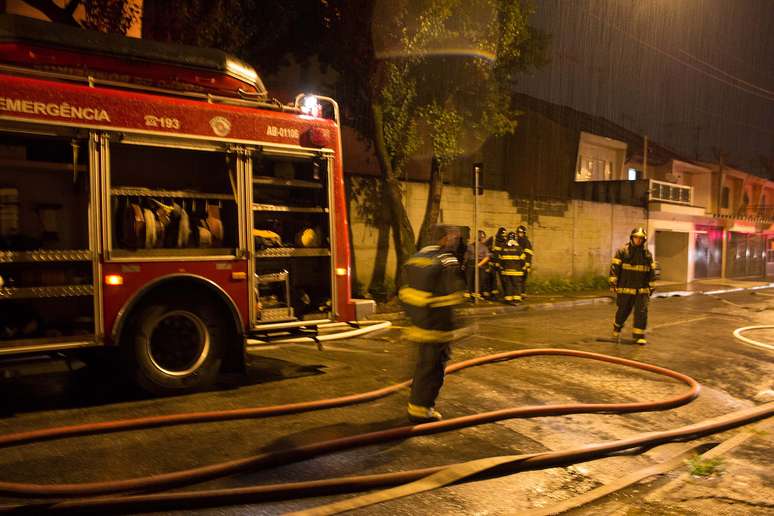 Incêndio atinge fábrica na zona leste de São Paulo