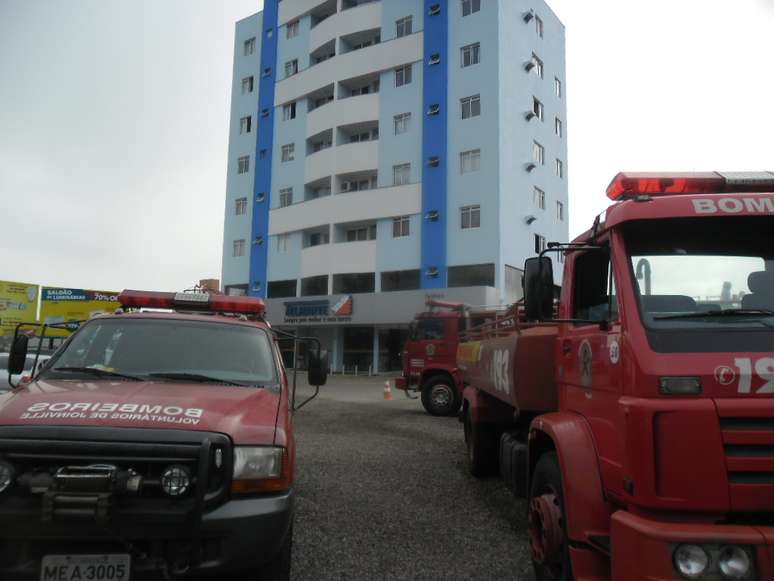 Incêndio atingiu depósito de materiais de construção no bairro Bom Retiro, zona norte de Joinville, Santa Catarina