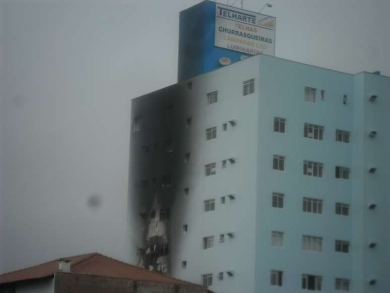 <p>Fumaça do incêndio marcou a parte externa do prédio</p>