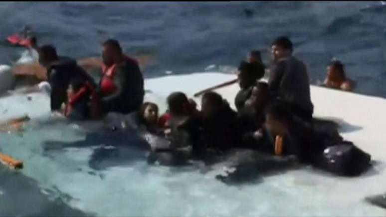 Imagens mostra desespero em resgate no Mediterrâneo