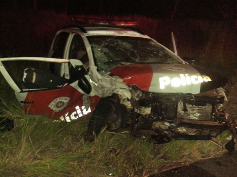 Após esfaquear a namorada, homem colidiu o carro o qual dirigia contra uma viatura da PM, matando um policial