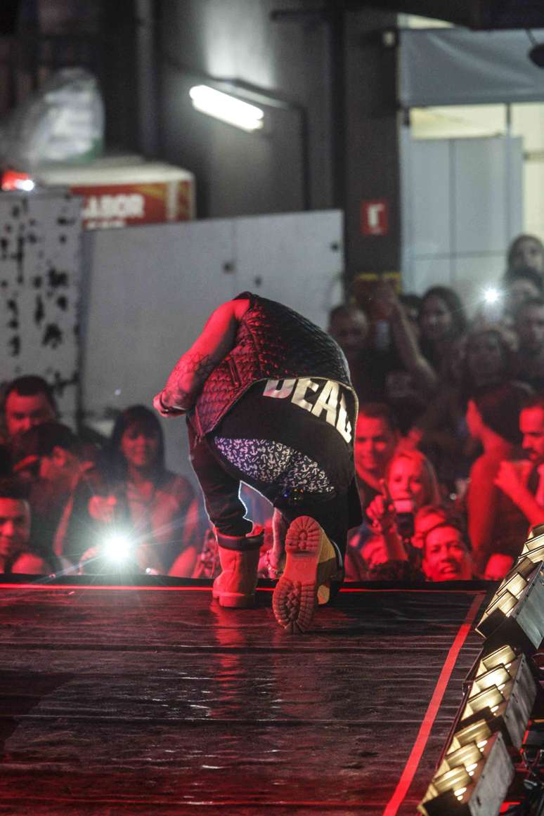 Lucas Lucco cumprimenta fãs e deixa cueca à mostra