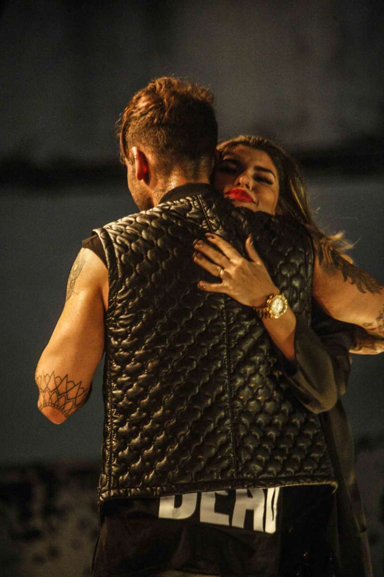 Lucas Lucco abraça fã em palco