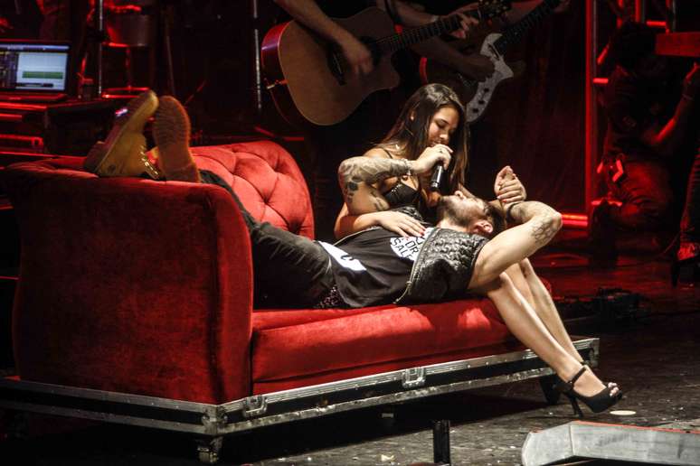 Lucas Lucco deita em colo de fã durante show em São Paulo