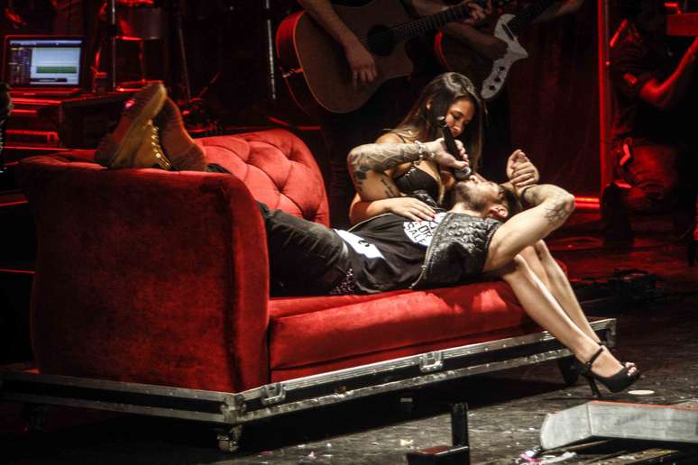 Lucas Lucco deita em colo de fã durante show em São Paulo