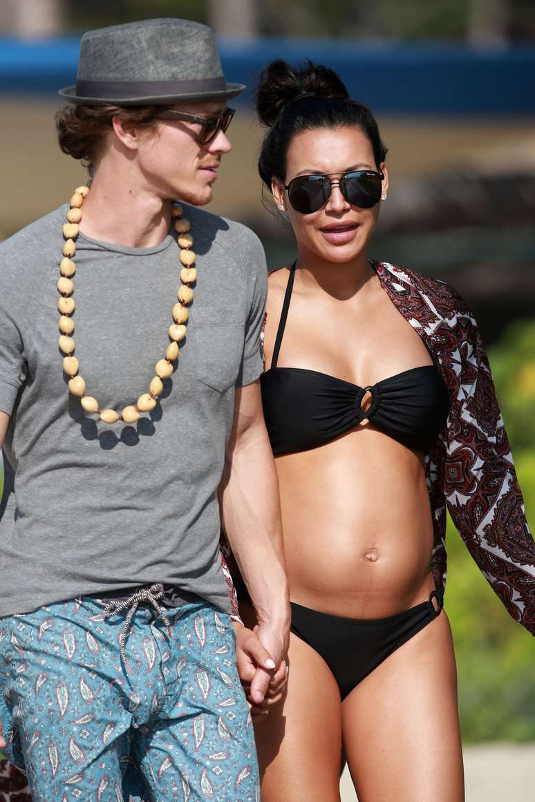 Famosa por viver Santana no seriado Glee, Naya Rivera foi fotografada em uma praia do Havaí com seu marido Ryan Dorsey. A atriz, que está grávida, usou um biquíni preto que mostrou sua barriga.