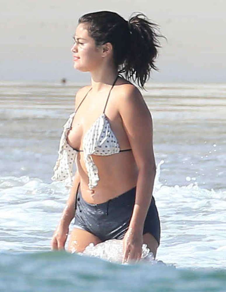 Selena Gomez está de férias com seus amigos e tem aproveitado as praias do México. A atriz e cantora, também conhecida por ser ex-namorada de Justin Bieber, entrou no mar com um biquíni na parte de cima, mas optou por usar shorts.