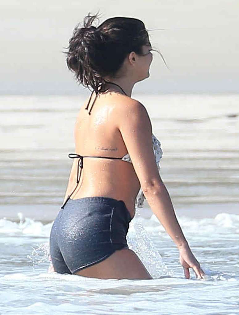 Selena Gomez está de férias com seus amigos e tem aproveitado as praias do México. A atriz e cantora, também conhecida por ser ex-namorada de Justin Bieber, entrou no mar com um biquíni na parte de cima, mas optou por usar shorts.