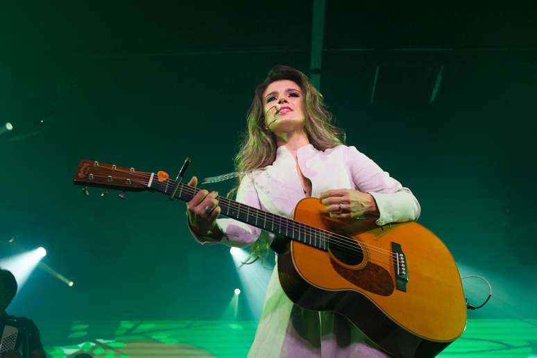 Paula Fernandes subiu ao palco do Terra Country, em São Paulo,l na noite dessa segunda-feira (20), para mostrar seu show Um Ser Amor. A cantora mostrou vários looks durante a apresentação e não escondeu seus atributos.