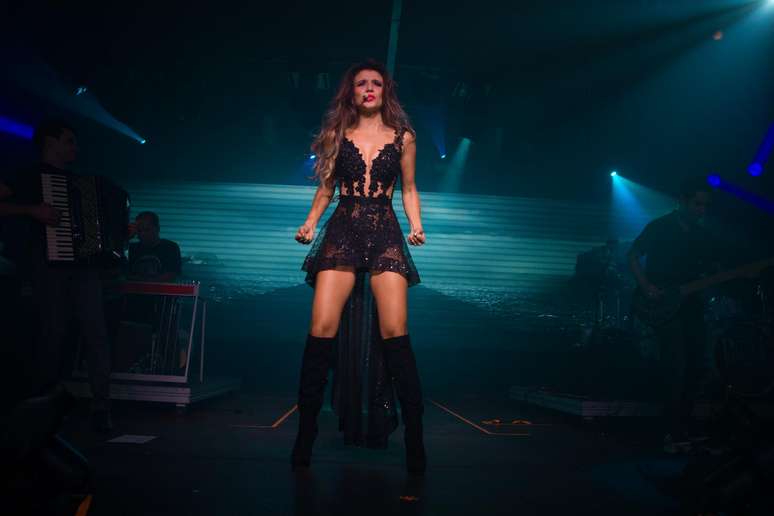 Paula Fernandes subiu ao palco do Terra Country, em São Paulo,l na noite dessa segunda-feira (20), para mostrar seu show Um Ser Amor. A cantora mostrou vários looks durante a apresentação e não escondeu seus atributos.