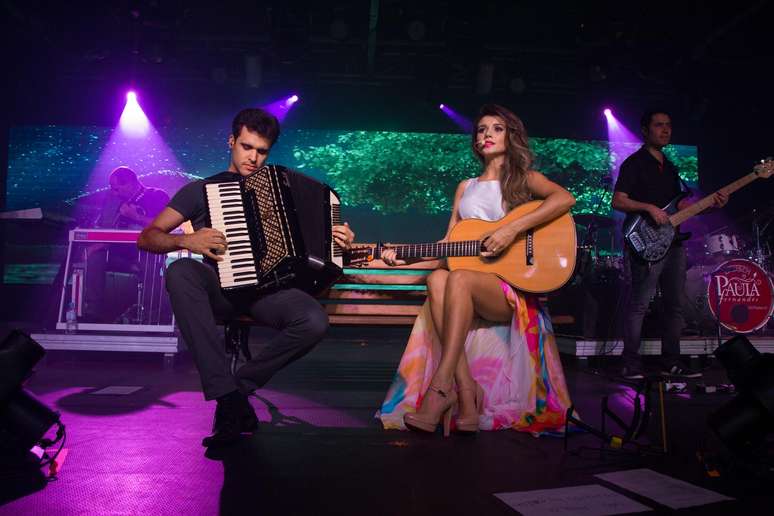 Paula Fernandes subiu ao palco do Terra Country, em São Paulo,l na noite dessa segunda-feira (20), para mostrar seu show Um Ser Amor. A cantora mostrou vários looks durante a apresentação e não escondeu seus atributos.