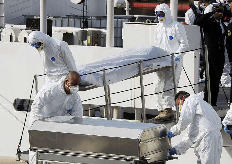 Oficiais da Guarda Costeira da Itália desembarcam corpos encontrados no Mar Mediterrâneo