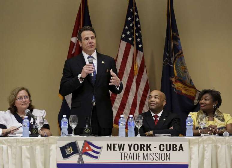 <p>O governador de Nova York, Andrew Cuomo, discursa durante um encontro comercial num hotel em Havana, Cuba</p>