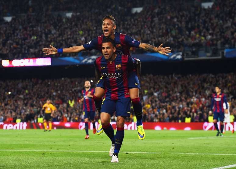 Daniel Alves comemora segundo gol com Neymar