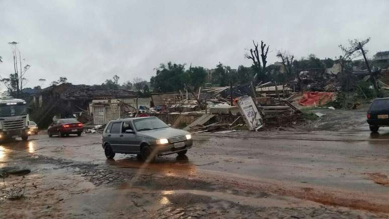 Duas pessoas morreram na passagem do tornado por Xanxerê (SC)