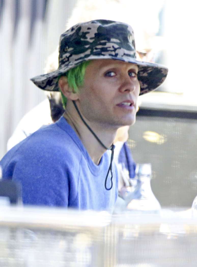 Jared Leto pinta os cabelos de verde e descolore as sobrancelhas para viver o Coringa em filme