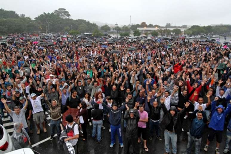 Segundo a assessoria de imprensa da montadora, a greve parou toda a linha de produção, envolvendo cerca de 4 mil trabalhadores do turno da manhã