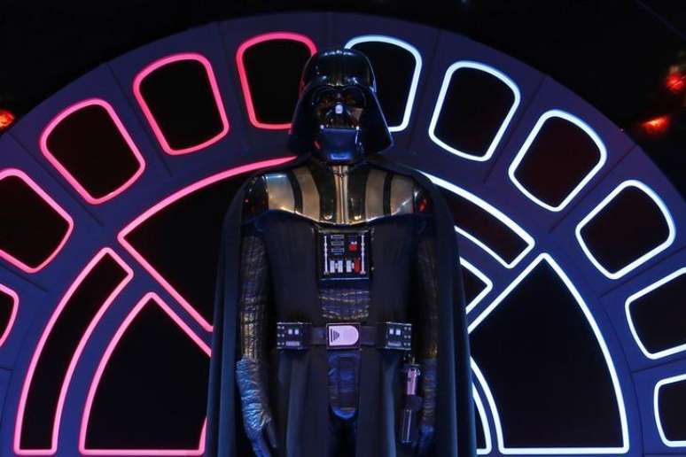 Roupa do personagem Darth Vader em exposição na França.   13/02/2015