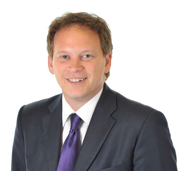 Grant Shapps negou ter feito as mudanças em vários artigos, o seu e os de rivais políticos