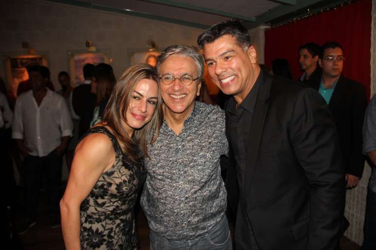 <p>Ator curte festa ao lado de Caetano Veloso e da namorada Bianca</p>
