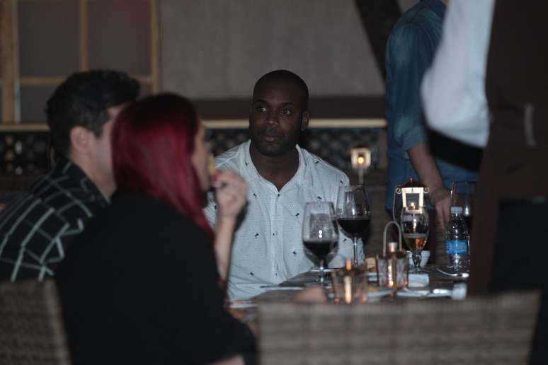 <p>Rafael Zulu divide a mesma mesa que Josie Pessoa e o namorado</p>