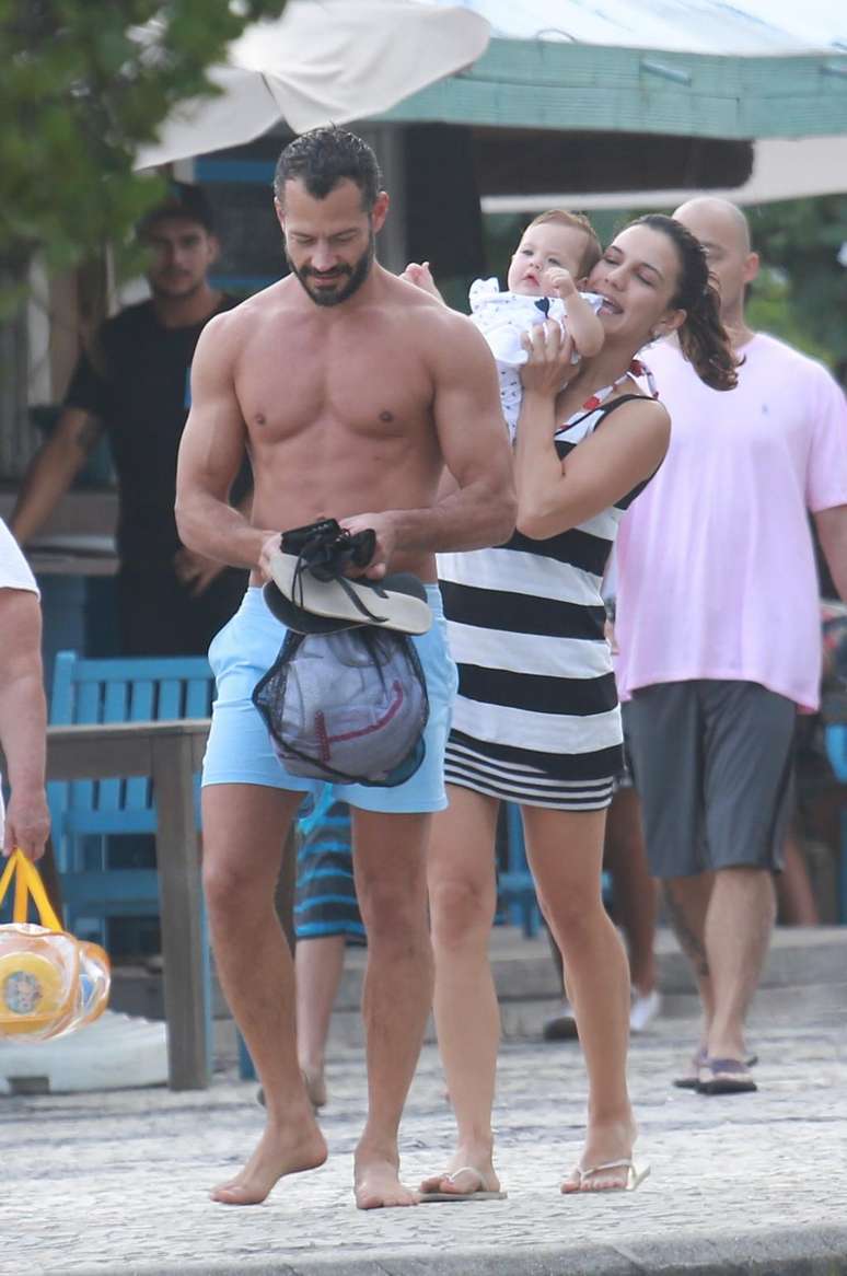 Casal chega à praia da Barra da Tijuca