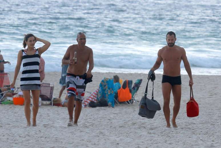 Casal na praia da Barra da Tijuca, no Rio