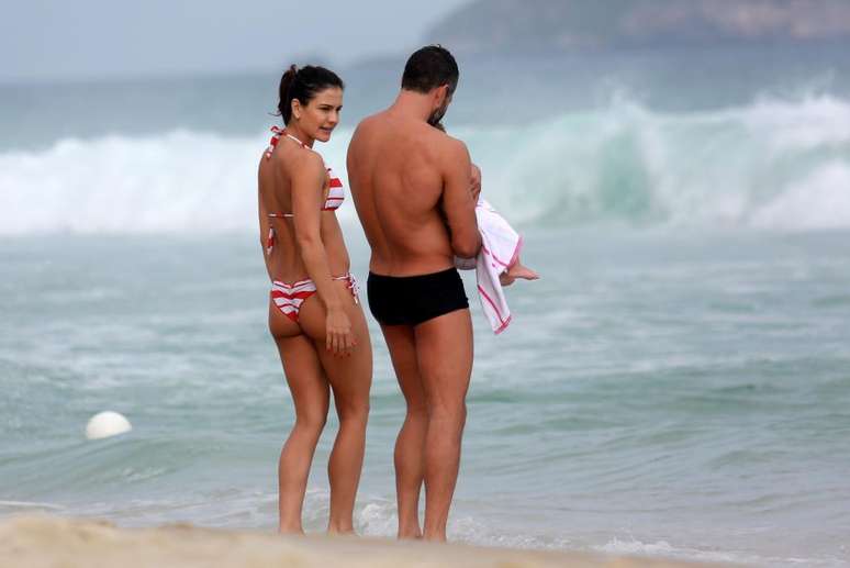 <p>Kyra e Malvino levam a filha &agrave; beira do mar</p>