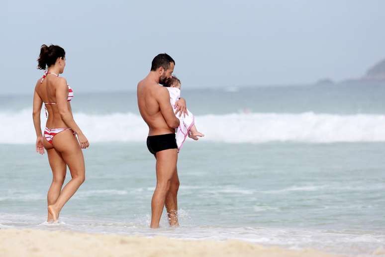 <p>Kyra e Malvino levam a filha &agrave; beira do mar</p>