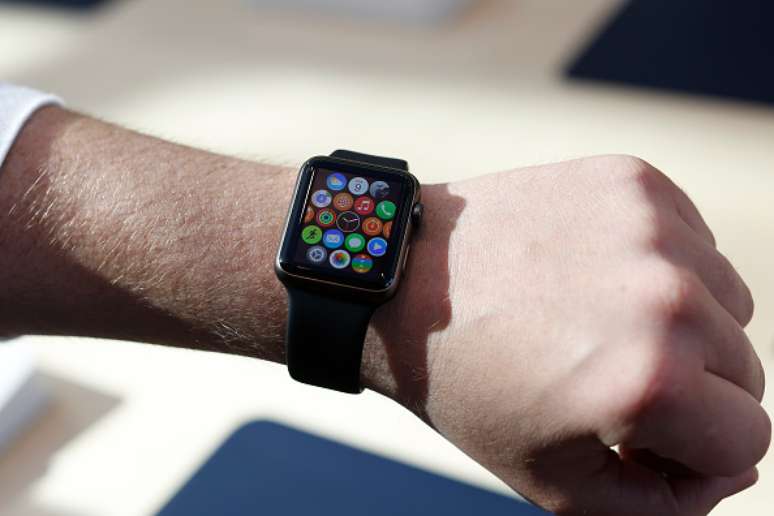 Homem com Apple Watch no pulso